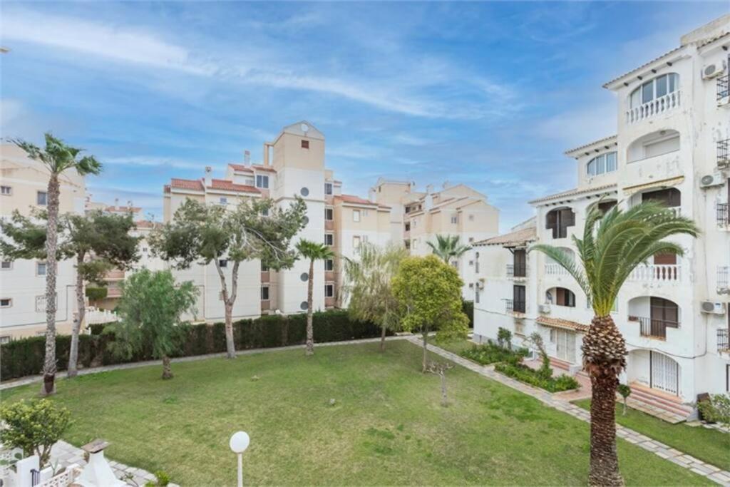 Beautiful Apartment With 2 Bedrooms Close To Beach Torrevieja Exterior photo